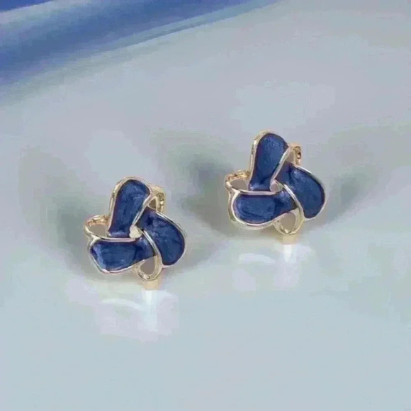 Cute Enamel Flower Earrings Stud Earrings in Blue - Picture 4 of 4